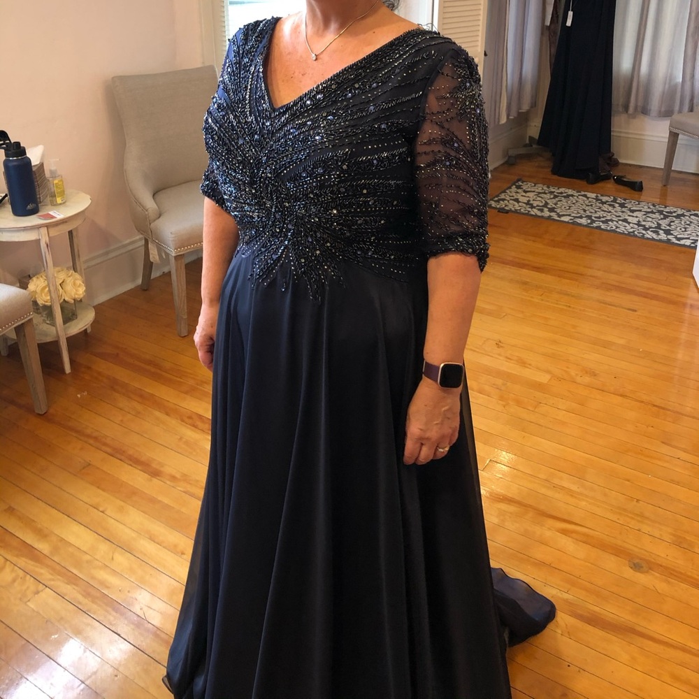 Montage MonCheri Formal Gown-NWOT- Perfect for  5ft 2 & under!Gorgeous Beading! - Picture 3 of 8